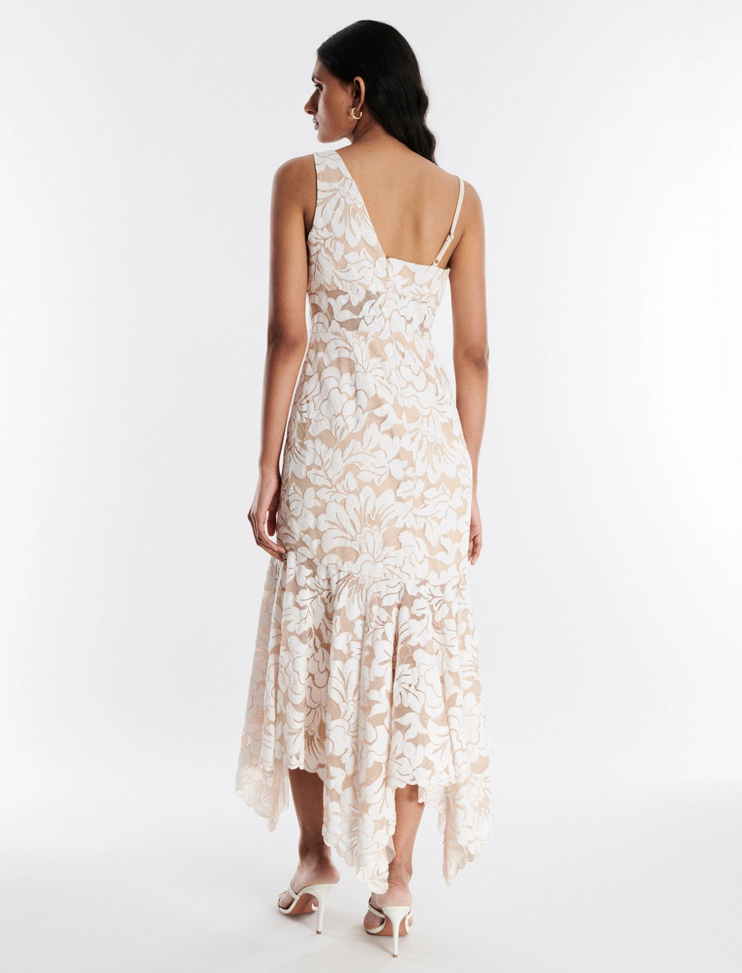 BCBGMAXAZRIA Alabama One Shoulder Lace Ruffle Gown 6 BCBGMAXAZRIA Alabama One Shoulder Lace Ruffle Gown - Image 4